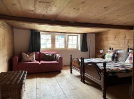 Gemütliches Chalet-Zimmer in Swiss Historic Holidays Rosalie，位于Brunnadern的酒店