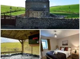 PRIVATE LUXURY Barn Stay with Hot Tub and OUTDOOR ENTERTAINMENT, YORKSHIRE DALES SLEEPS 10!