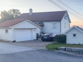 4 Bedroom Gorgeous Home In Atløy，位于Herland的酒店