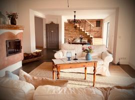 Neu! ULENHUUS Mecklenburgische Schweiz Laage Güstrow Rostock Port Bed and Breakfast - Pension，位于Kuhs的酒店