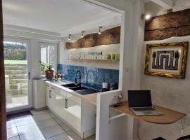 Cozy House with Garden & Hot Tub，位于Jarnages的酒店