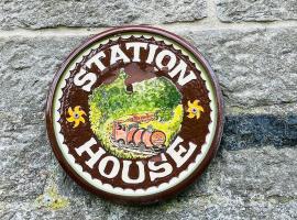 Pass the Keys Station House Quaint Cottage for 4 & Furry Friends，位于Hulme End的酒店
