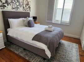Stylish 3BR Stay 10mins walk to Wollongong Hospital & Train Station, Free Parking & Wi-Fi，位于卧龙岗的酒店