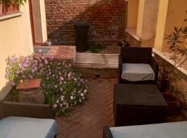 First Floor Apartment 57A Fazekas utca，位于塔塔的酒店