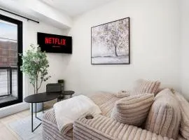 Cozy 2BR Suite with Parking & Close to Niagara Falls and Sleeps 6 Guests