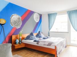 - Stellar Haven Deluxe with Cosmic Design - 3-Room Space-Themed Apartment 75 qm - Central Location - Balcony - Renovated 2024 with TV & Netflix - Full Kitchen - Free Parking - Near Metro & Airport - Galaxy-Inspired Interior -，位于杜伊斯堡的带停车场的酒店