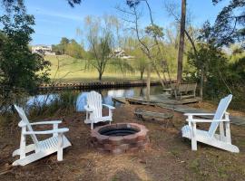 Soundside, canalfront Outer Banks house near ocean，位于基蒂霍克海滩的带停车场的酒店