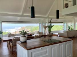 Nazaré - Luxury Penthouse with 270 Degree Kedungu Beach View by Triang Villas，位于海神庙的酒店