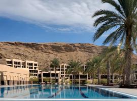 Stylish Apartment with a Jacuzzi (Park&Pool View)，位于马斯喀特的带热水浴缸的酒店