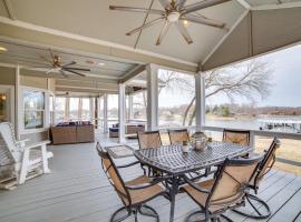 Dock and Lake Access Gem on Cedar Creek Reservoir，位于Mabank的酒店