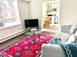 Elegant Brand New Apartment in Central Burlington，位于伯灵顿的酒店