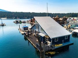 Charming Waterfront Float Home with Panoramic Lake Views，位于Athol的酒店