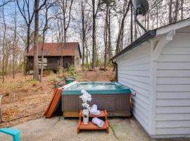 3 Mi to Marietta Square Hot Tub Haven with 2 Patios，位于玛丽埃塔市的酒店