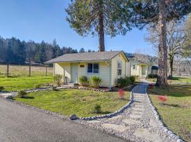 Near Rivers and Trails Cabin in Rural Grants Pass，位于格兰茨帕斯的酒店
