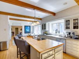 Spacious and Secluded Madison Home Near Dtwn!，位于麦迪逊的酒店