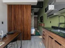 The Jungle Loft Tropical Comfort in a Centric Location with Kitchen