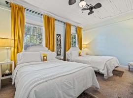 Old Carrabelle Hotel Captains Quarters Suite，位于Carrabelle的酒店