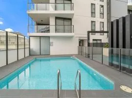 Two Bedroom Apt in Heart of Canberra with Parking