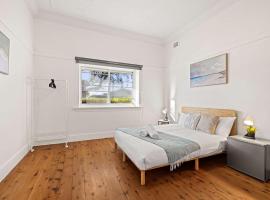 Serene Double Room - Cozy hideaway in South Hurstville - Shared Bathroom，位于悉尼的酒店