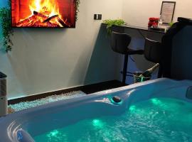 SPAYA JACUZZI centrum apartment - with home cinema & private parking，位于科希策的酒店