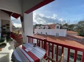 Spacieux Duplex en Centre-Ville avec Parking et Animaux Acceptés - FR-1-413-254