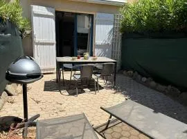 Mazet climatisé 3 pièces avec piscine et parking, quartier calme, Le Lavandou - FR-1-251-840