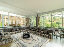 Family Only Spacious Hill View Villa - De Reiz Zakir Syariah 5BR，位于Ciburial的酒店