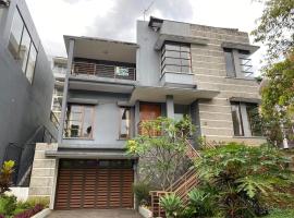 Family Only Cozy Villa on Top of Bandung - De Reiz Iris Syariah 4BR，位于Ciburial的酒店