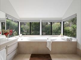 Jarrah Grove Forest Retreat - Adults Only Luxury Chalet，位于Rosa Glen的酒店