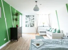 - Forest Retreat Deluxe - 2 Bedroom Apartment - 75 qm - Fully Renovated 2025 with TV & Netflix - King Size Beds - Full Kitchen - Free Parking - Close to Airport & Train -