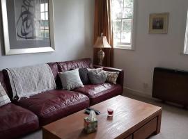 Listed lodge building overlooking Himley Park，位于西姆雷的酒店