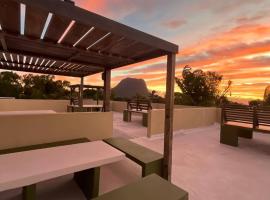 Loukaz -entire Rental Units W Panoramic Rooftop，位于Coteau Raffin的酒店