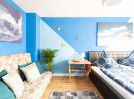 - Ocean Haven Deluxe with Coastal Charm - 2-Room Sea-Inspired Apartment 75 qm - Central Location - Elegant Nautical Design - Renovated in 2024 with TV & Netflix - Full Kitchen & Free Parking - Near Metro & Airport - King Beds -，位于杜伊斯堡的带停车场的酒店