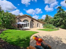 Gîte Le Puy Martineau piscine privée intérieure chauffée à 10 min du Puy du Fo，位于Saint-Mars-la-Réorthe的酒店