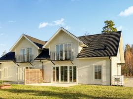Nice Home In Västervik With Lake View，位于韦斯特维克的酒店