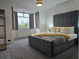 Bright & Elegant 2-Bedroom Stay in Stockport，位于斯托克波特的酒店