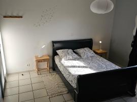 La d&eacute;tente ! Petit d&eacute;jeuner inclus，位于Servas的Spa酒店