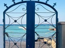 Stunning 2-Bedroom Beachfront Chalet with Private Beach Access in Dahab，位于达哈布的酒店
