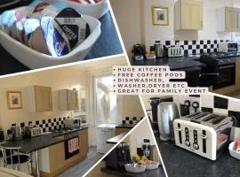 Beach & City Access - 2 Floors, Full Kitchen, Free Parking