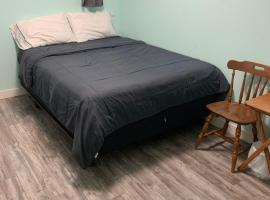 Tight budget room for rent in my singlehouse，位于Estevan的酒店