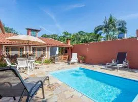 Casa com piscina a 100 m de Camburizinho