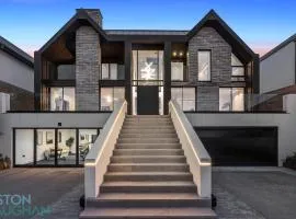 Luxe Retreat 5-Bedroom Designer Home Pool & Cinema