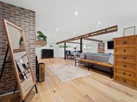 Luxurious lower level Apartment Closeto downtown，位于伯灵顿的酒店
