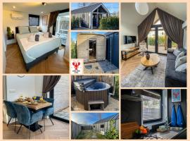 Lobsters Lodge in Heinkenszand ' Wellness Accommodation with Wood-Fired Hottub, Private Sauna and Outdoor Shower ' Airco's ' Free Wifi ' Complimentary Bed linen and Towels，位于heinkenszand的带热水浴缸的酒店