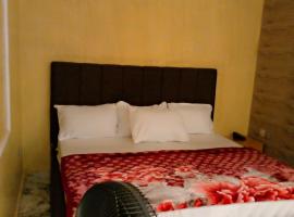 Protocol Court and Suites，位于Omole的酒店