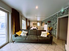Villa 114 with heated pool，位于Ploegsteert的酒店