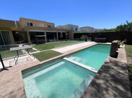 Santiago Casa Evento Yoga Colina Chicureo Norte cerca de Aeropuerto，位于Colina的酒店