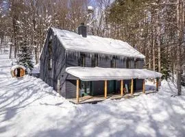 Beautiful chalet on 5 acres - 2 min to Village! Hot-Tub, Sauna, Fire Pit!
