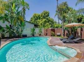 Cozy Home with Pool and Jacuzzi Minutes from Universal Studios，位于洛杉矶的酒店