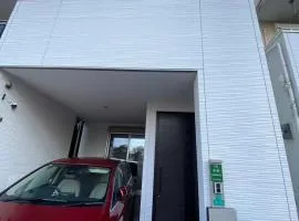 至誠民宿近心斋桥道頓堀难波直达梅田世博會关西机场Usj全新独栋别墅四个卧室可住8人超大空间3卫2浴厨房设施齐全电视冰箱洗衣机空调配置齐全免费停车4分钟步行至今宫站